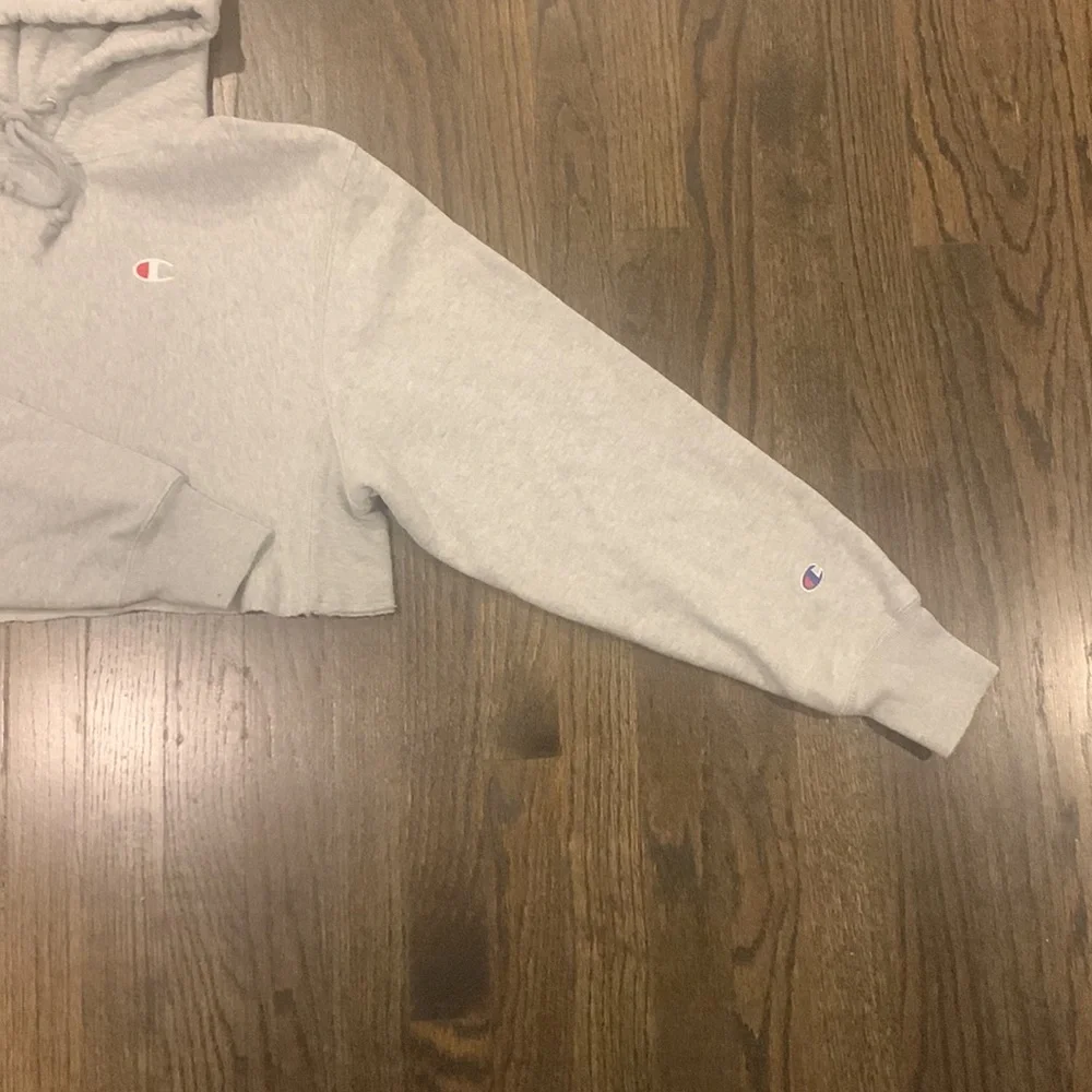 Women’s Reverse Weave Champion cropped cut-off Hoodie - Picture 2 of 4